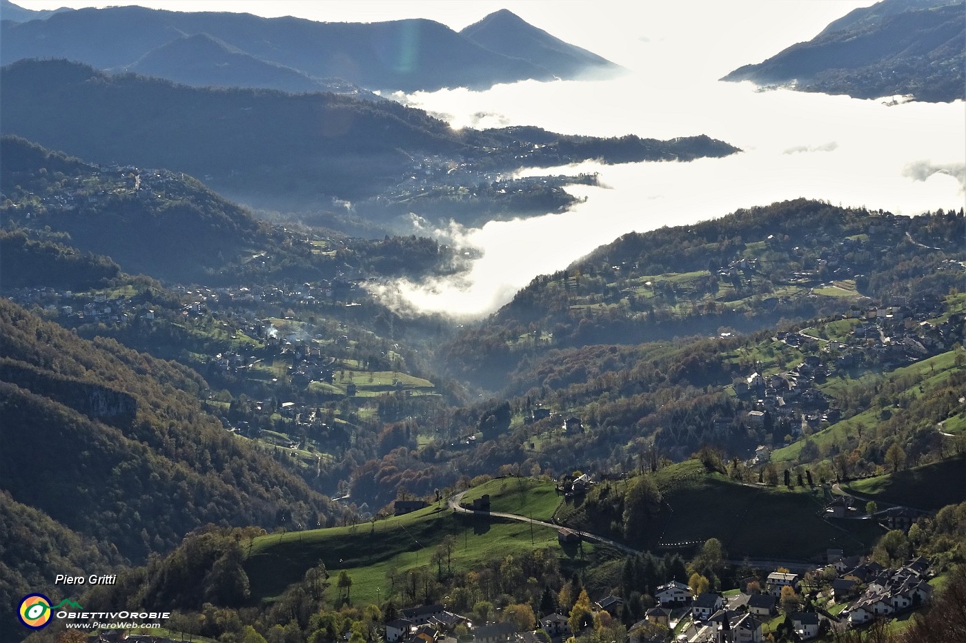 19 Nebbia sul fondovalle della Valle Imagna.JPG